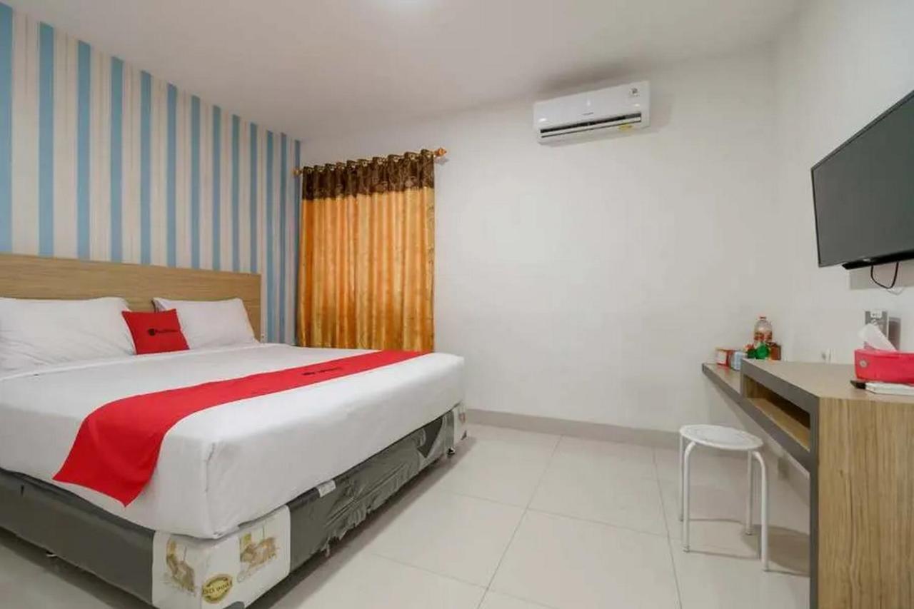Reddoorz Plus @ Cemara Asri Medan Luaran gambar