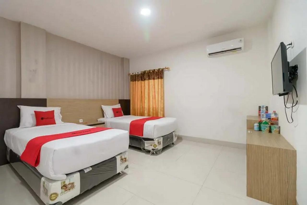 Reddoorz Plus @ Cemara Asri Medan Luaran gambar