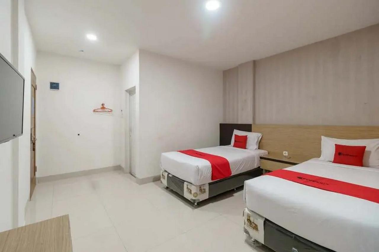 Reddoorz Plus @ Cemara Asri Medan Luaran gambar